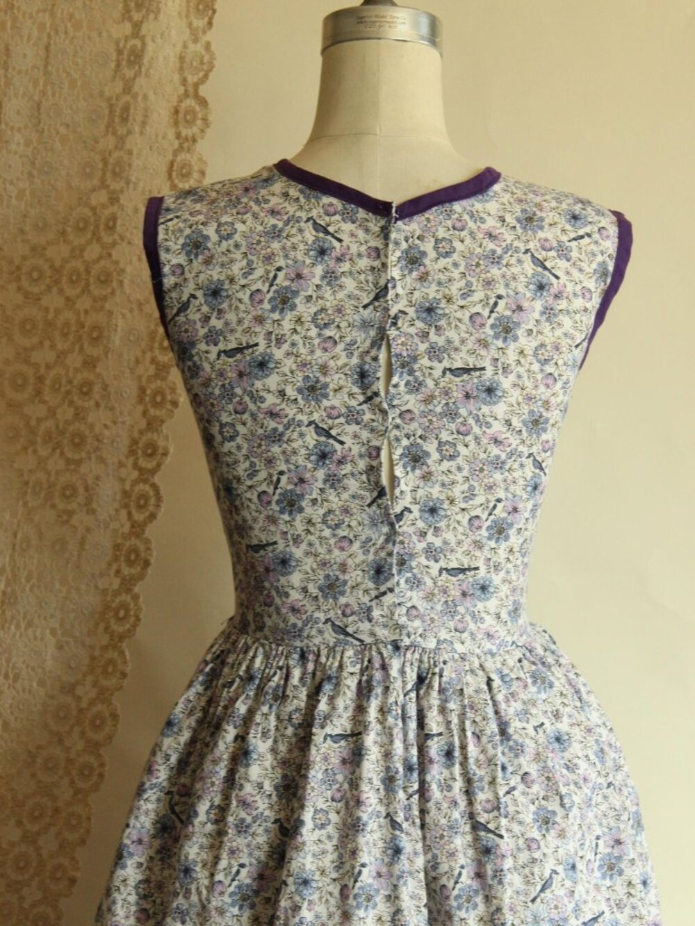 Vintage 1950s Dress with Pockets, Bluebird Print in Purple Blue and White Cotton - Picture 13 of 13
